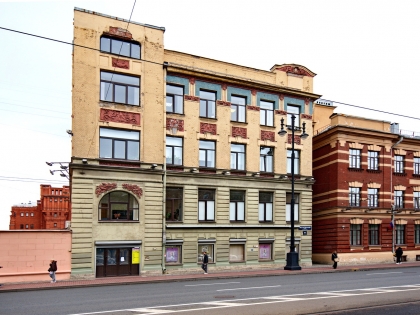 Современный офис с рабочими местами